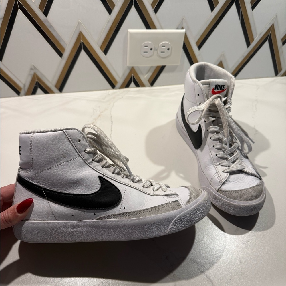 LAST DAY SALE - Nike Blazer Mid 77 White and Black